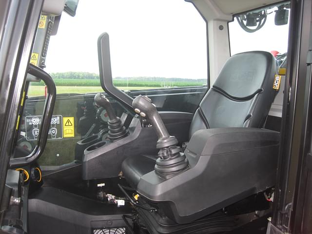 Image of JCB 3TS-8T equipment image 3