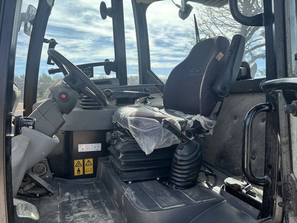 2023 JCB 407 Equipment Image0