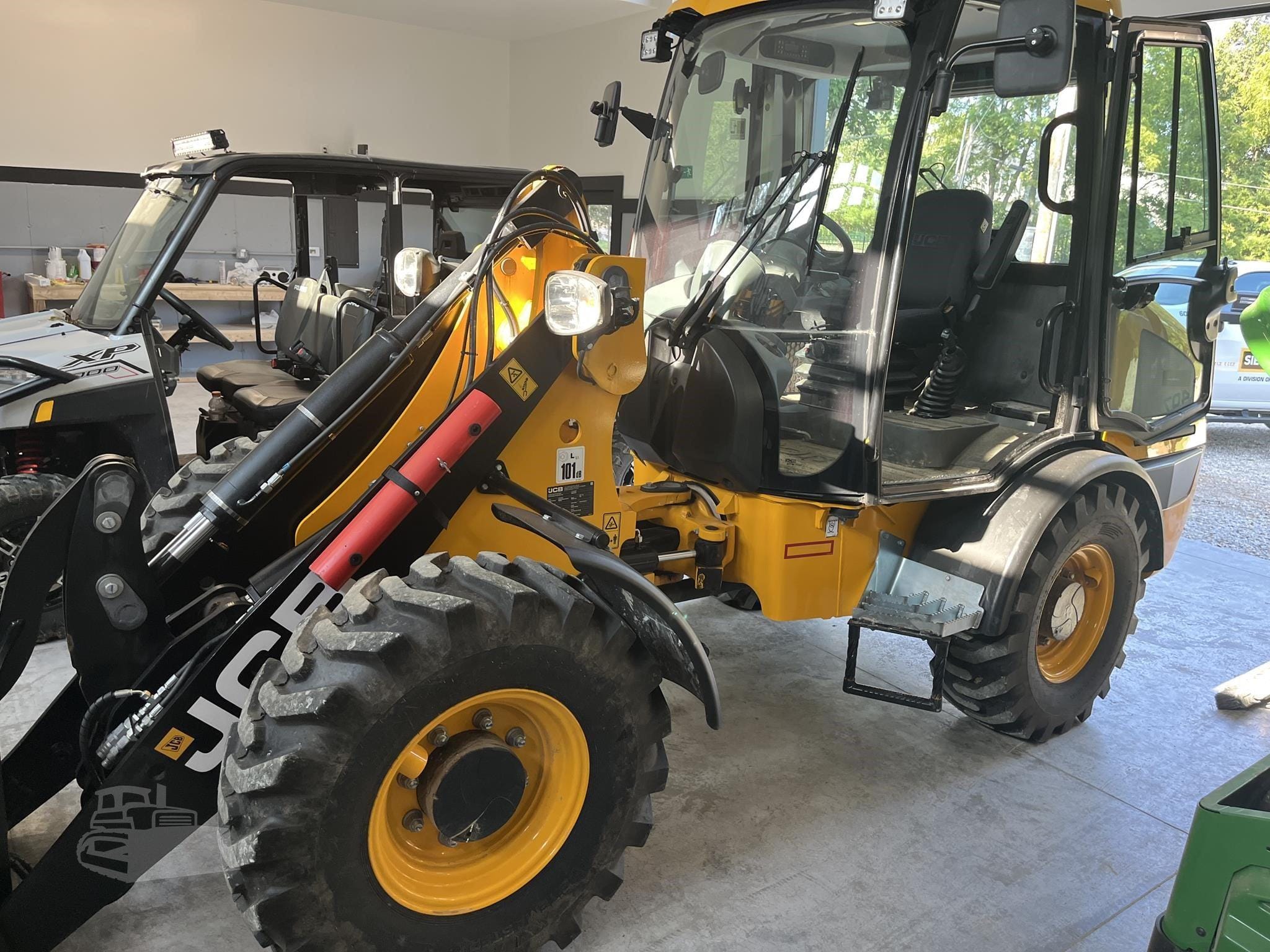 2023 JCB 407 Equipment Image0