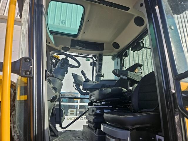 Image of JCB Fastrac 4220 equipment image 4