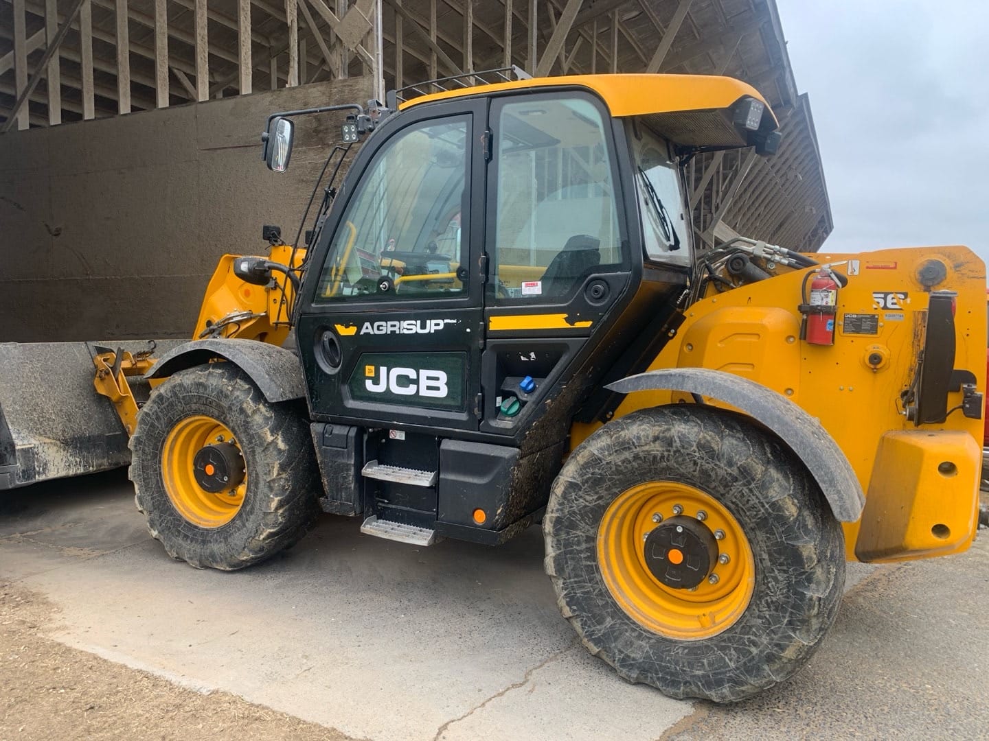 2023 JCB 560-80 Agri Super Equipment Image0