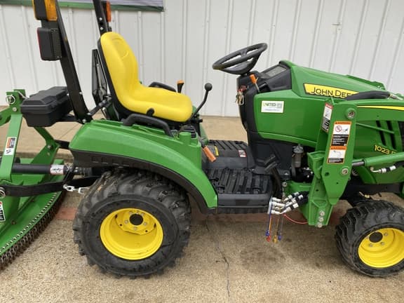 Image of John Deere 1023E equipment image 4