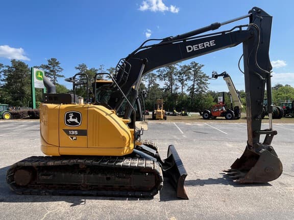 Image of John Deere 135P equipment image 3