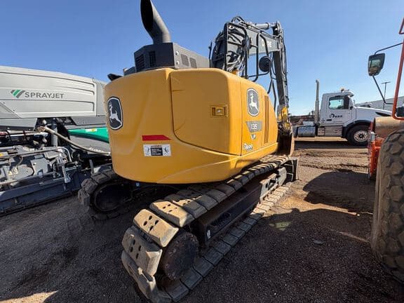 Image of John Deere 135P equipment image 1