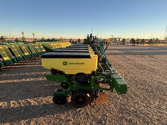 Image of John Deere 1725 equipment image 3