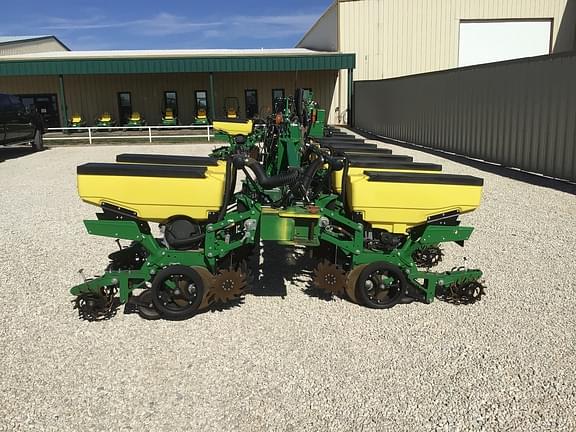 Image of John Deere 1725 equipment image 1