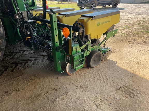 Image of John Deere 1725 equipment image 1