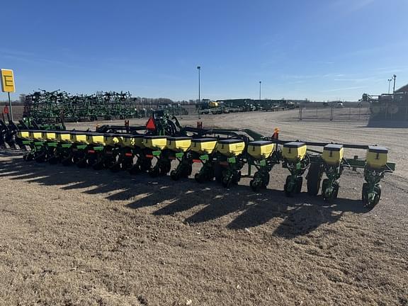 Image of John Deere 1725 equipment image 3