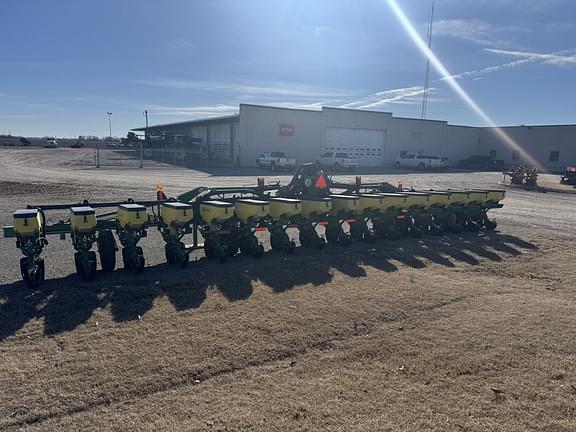 Image of John Deere 1725 equipment image 4
