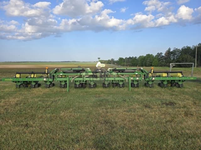 Image of John Deere 1725 equipment image 1