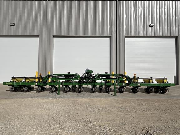 Image of John Deere 1725 Primary image