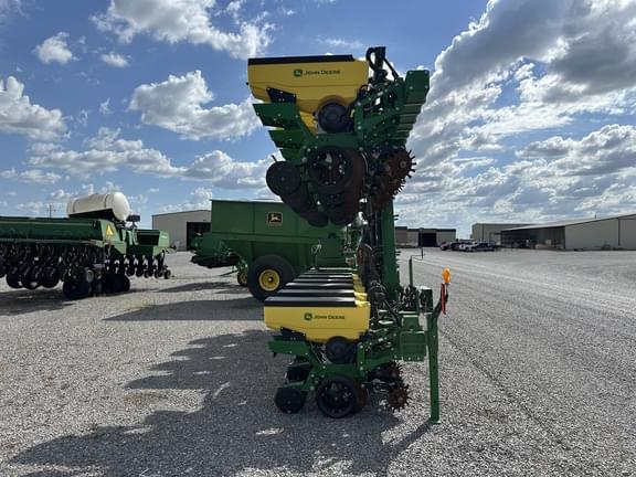 Image of John Deere 1725 equipment image 4