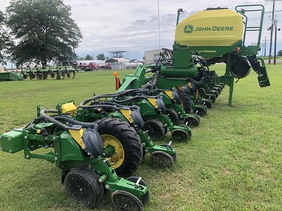 Image of John Deere 1725C equipment image 3