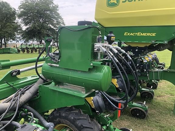 Image of John Deere 1725C equipment image 4