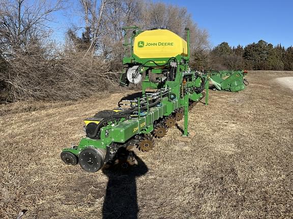 Image of John Deere 1725C equipment image 4