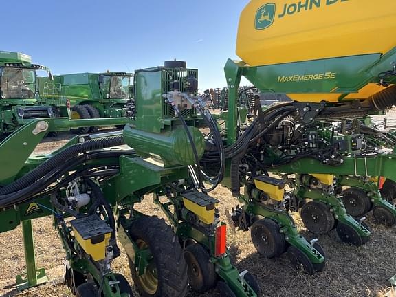 Image of John Deere 1725C equipment image 3