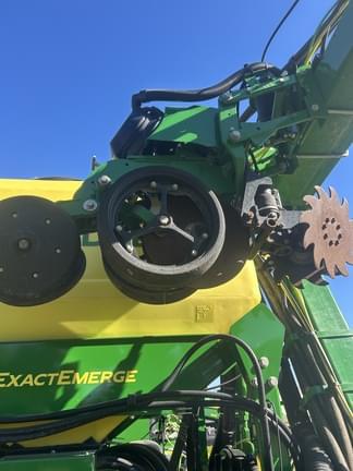 Image of John Deere 1725 Image 1