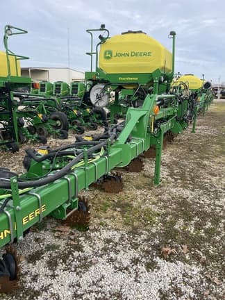Image of John Deere 1725C equipment image 3