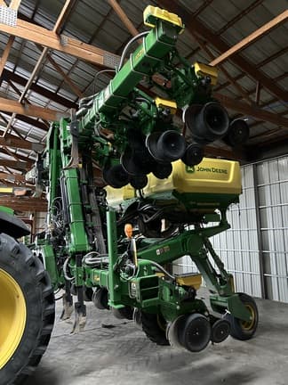 Image of John Deere 1725 equipment image 4
