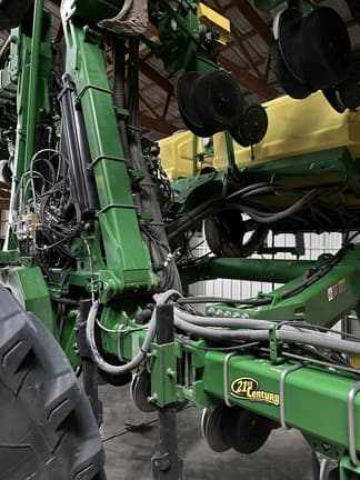 Image of John Deere 1725 equipment image 3