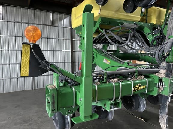 Image of John Deere 1725 equipment image 1