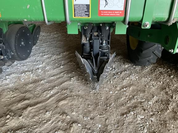 Image of John Deere 1725 equipment image 4