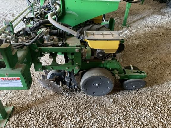 Image of John Deere 1725 equipment image 3