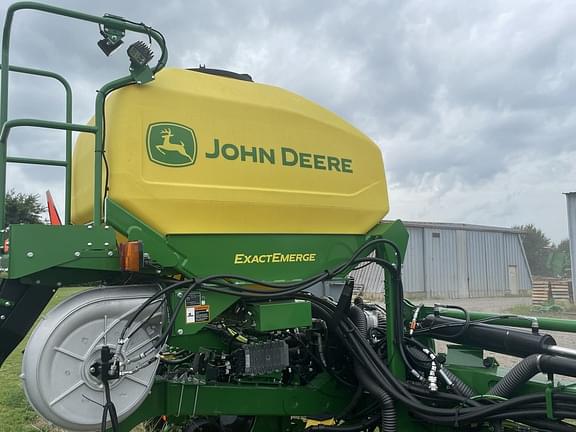 Image of John Deere 1725 equipment image 2