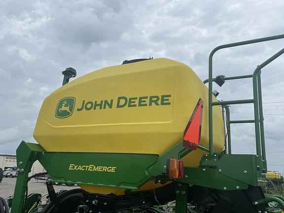 Image of John Deere 1725 equipment image 3