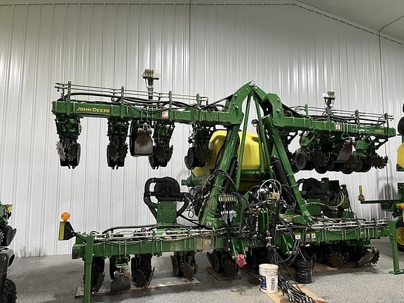 Image of John Deere 1725 equipment image 2