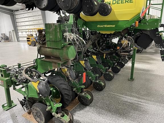 Image of John Deere 1725 equipment image 3