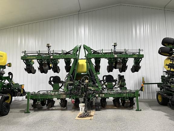 Image of John Deere 1725 equipment image 1