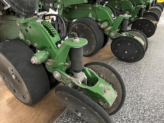 Image of John Deere 1725 equipment image 4