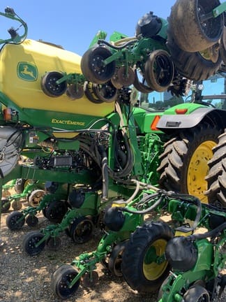 2023 John Deere 1725 Equipment Image0