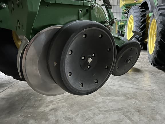 Image of John Deere 1725 equipment image 4