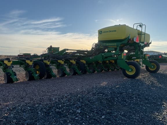 Image of John Deere 1725 equipment image 3