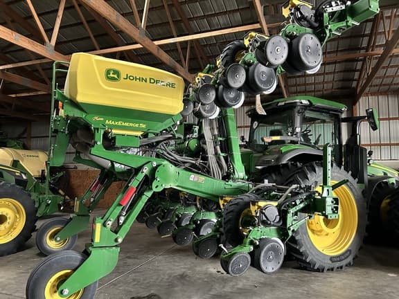Image of John Deere 1725 Primary image