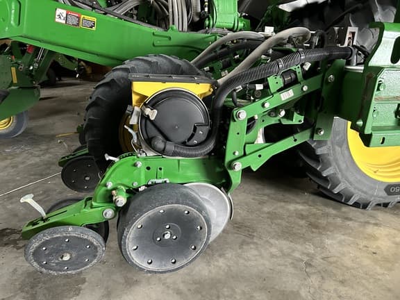 Image of John Deere 1725 equipment image 2