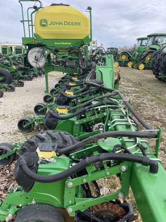 Image of John Deere 1725C equipment image 4