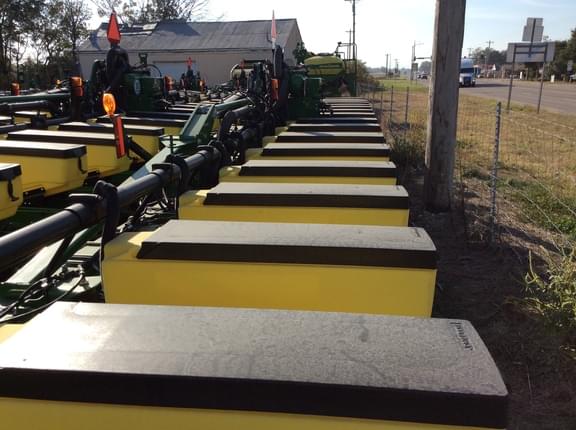 Image of John Deere 1725 equipment image 2