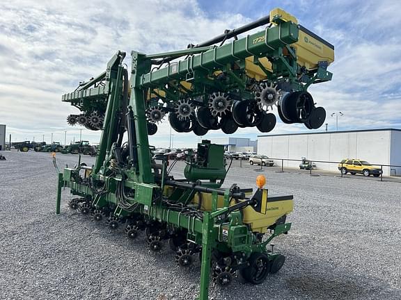 Image of John Deere 1725 equipment image 1
