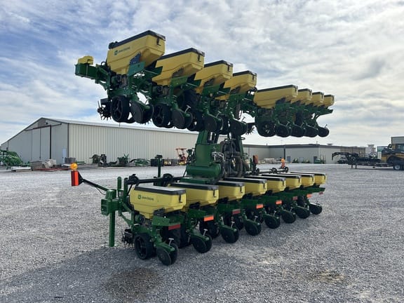 2023 John Deere 1725 Equipment Image0