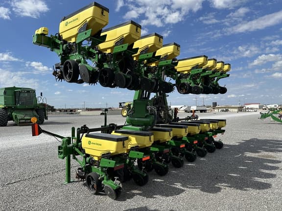 Image of John Deere 1725 equipment image 1