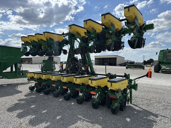 Image of John Deere 1725 equipment image 3