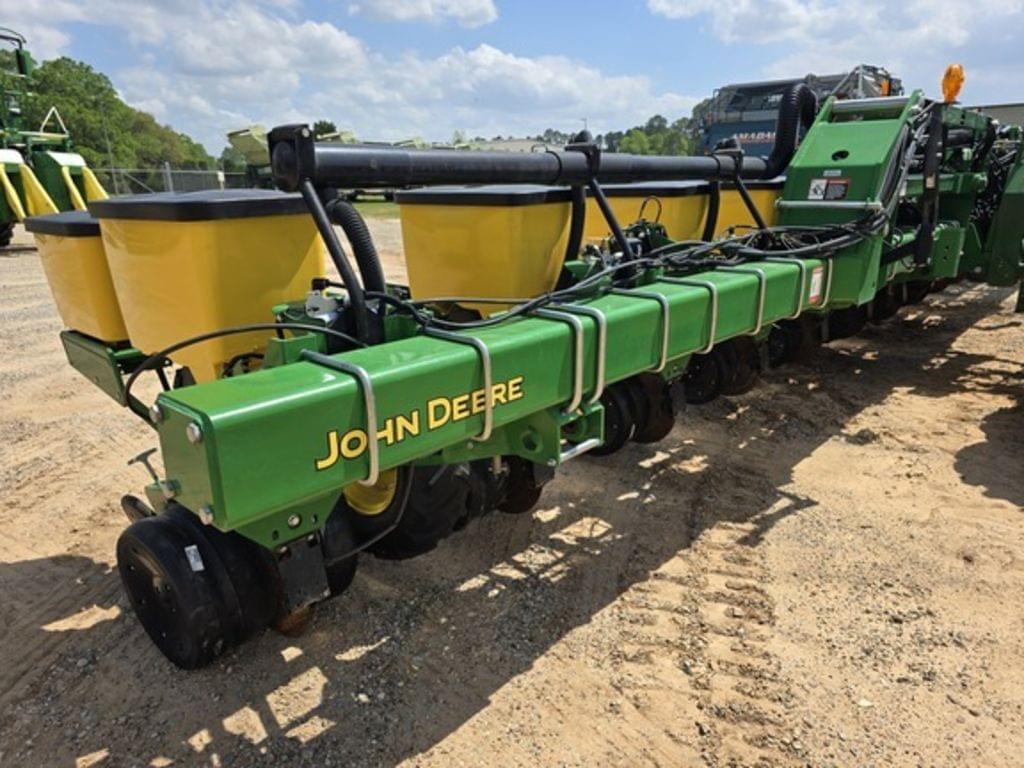 Image of John Deere 1725 Primary image