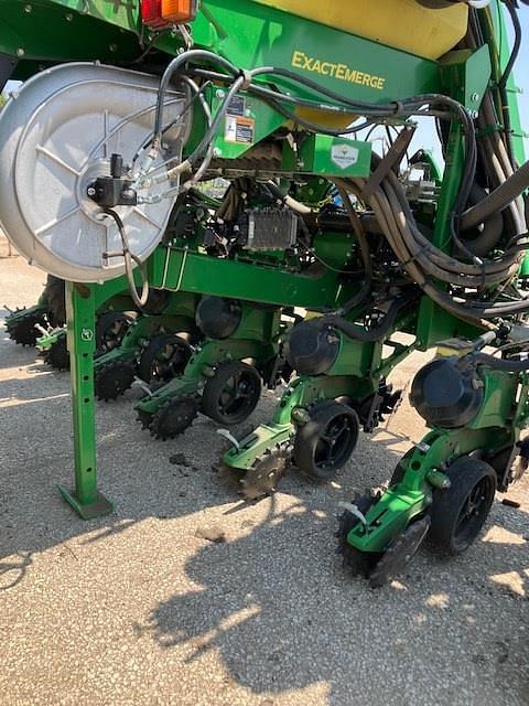 Image of John Deere 1725C equipment image 3