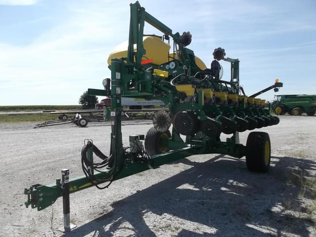 Image of John Deere 1745 equipment image 4