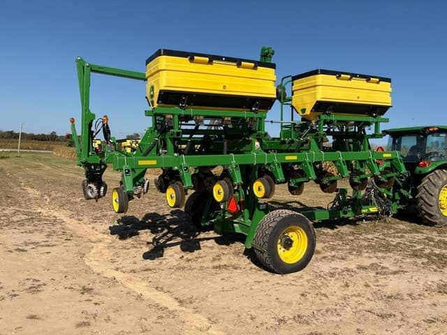 Image of John Deere 1745 equipment image 3