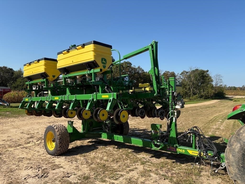 Image of John Deere 1745 Primary image