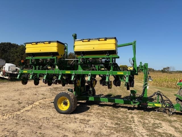 Image of John Deere 1745 equipment image 1